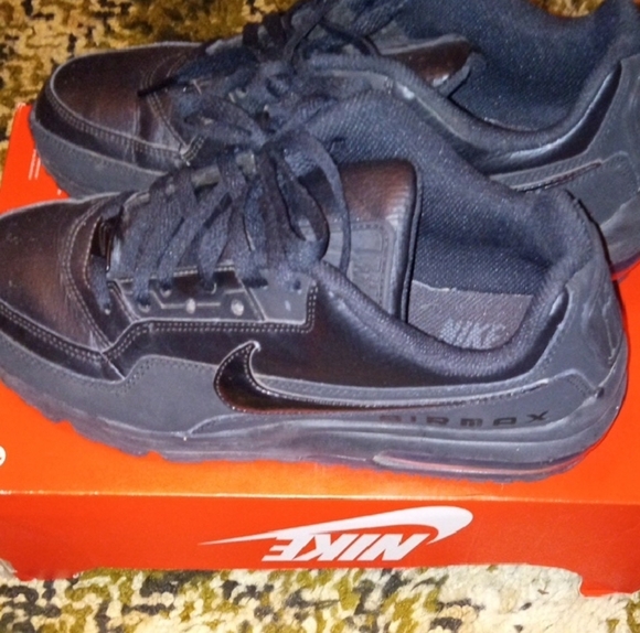 Nike Men's Triple Black Air Max Sneakers - Picture 1 of 4